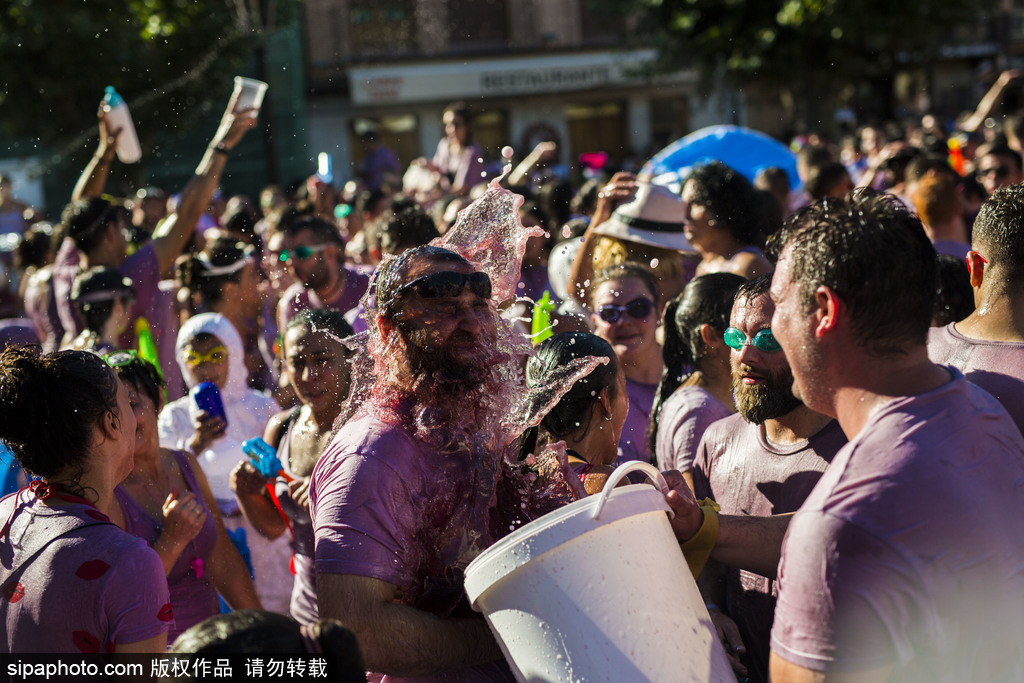 西班牙小鎮舉行“紅酒大戰” 上演紫色狂歡