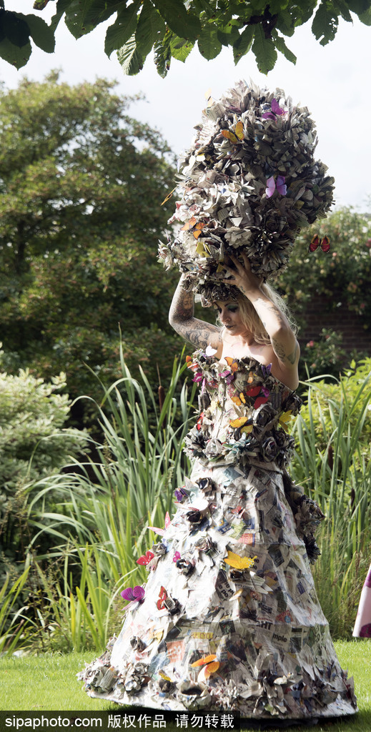 英國殘疾設(shè)計師設(shè)計奇葩“報紙裙” 由110份報紙組成