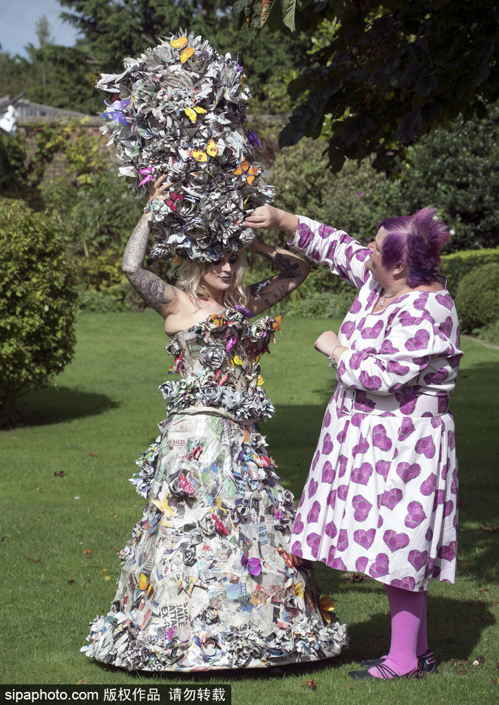 英國殘疾設計師設計奇葩“報紙裙” 由110份報紙組成