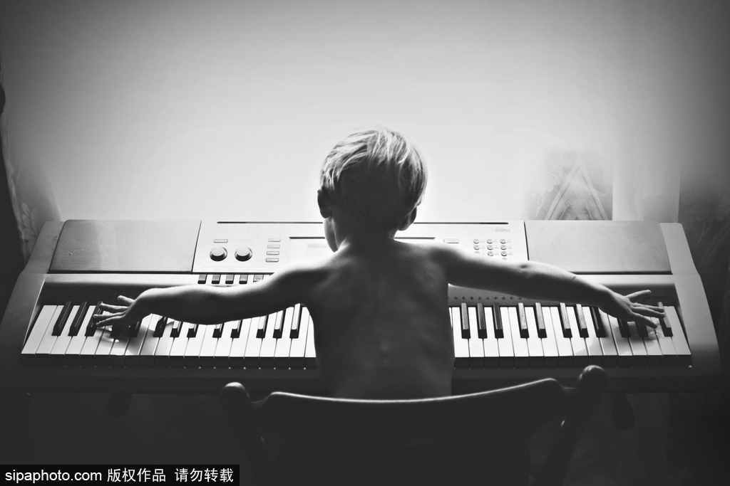 “童年不插電”系列經典攝影作品 童趣黑白最純粹