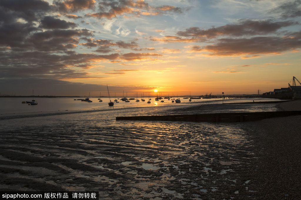 英國泰晤士河日出美景 迎來九月第一縷曙光