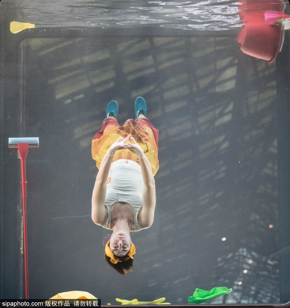 英國(guó)：水下表演項(xiàng)目Holoscenes亮相倫敦 所有節(jié)目在狹小水缸中完成