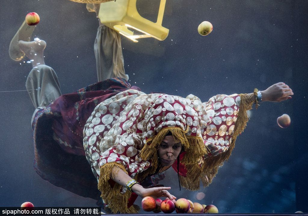 英國：水下表演項目Holoscenes亮相倫敦 所有節(jié)目在狹小水缸中完成