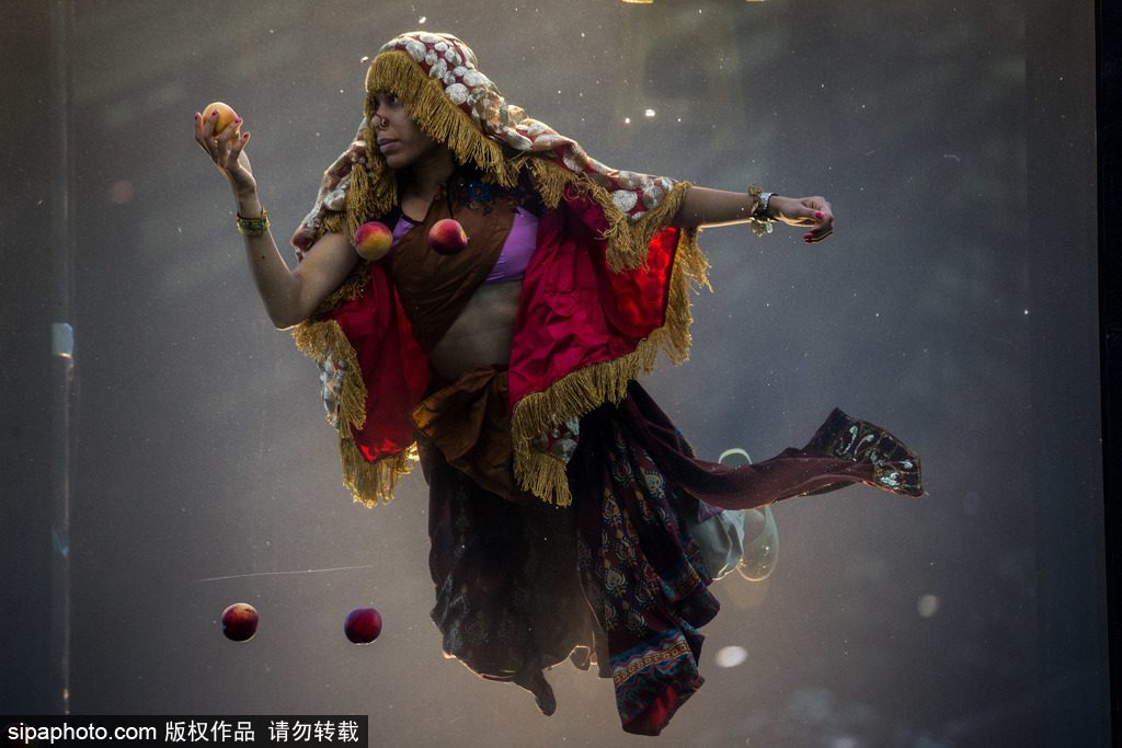 英國：水下表演項目Holoscenes亮相倫敦 所有節目在狹小水缸中完成