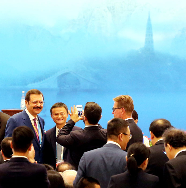 B20峰會(huì)開(kāi)幕式 馬云成合影“明星”