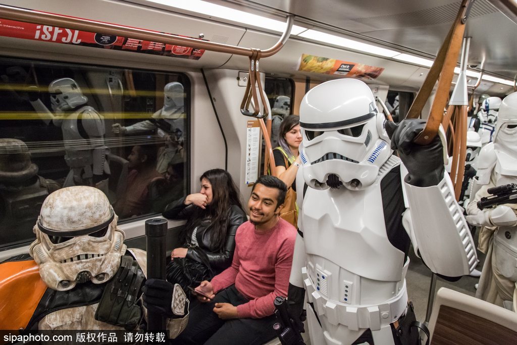 比利時動漫節：帝國士兵霸氣現身地鐵站 各種超萌角色嗨不停