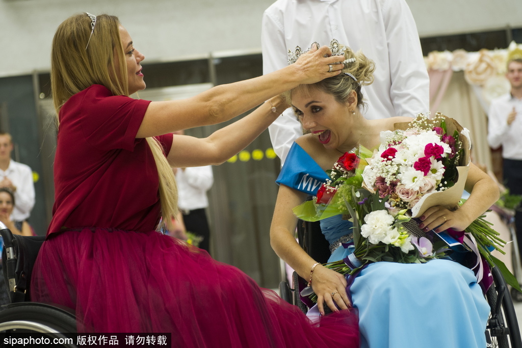 俄羅斯輪椅小姐選美大賽 身殘志堅展現(xiàn)別樣美麗