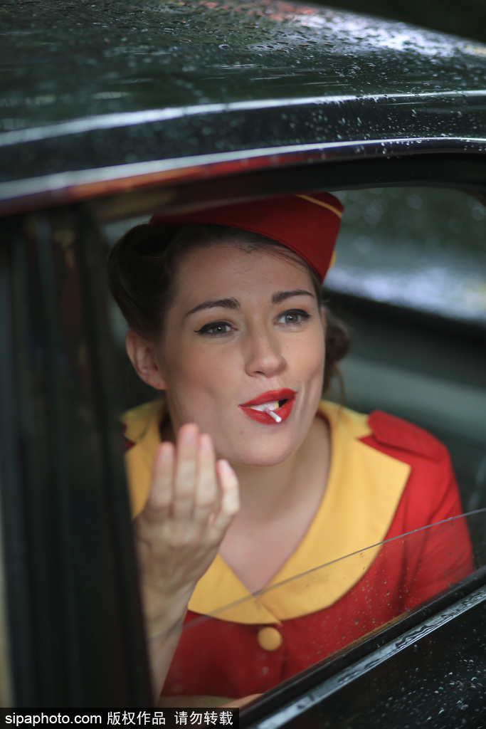 英古德伍德復(fù)古會 民眾復(fù)古裝搭配老爺車韻味十足