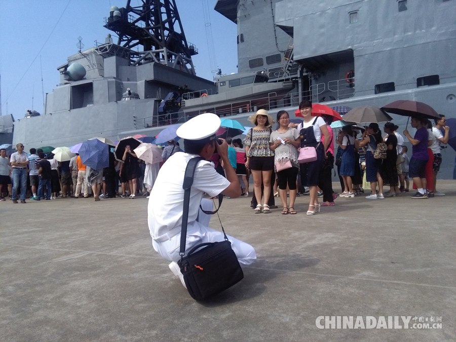 中俄演習艦艇對外開放 湛江市民排隊參觀