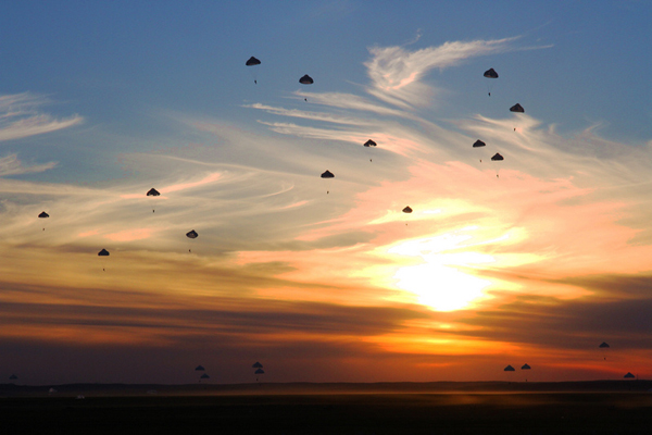 中國(guó)空降兵喜迎成立六十六周年華誕