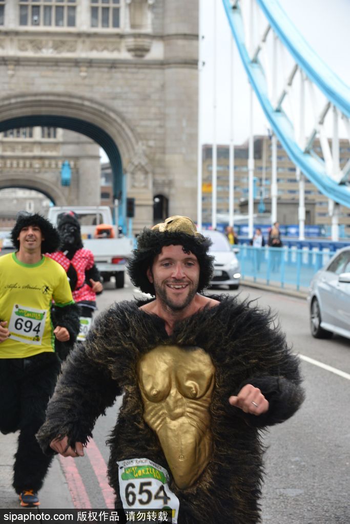 英國舉辦“大猩猩”慈善跑 人扮猩猩獻愛心募款