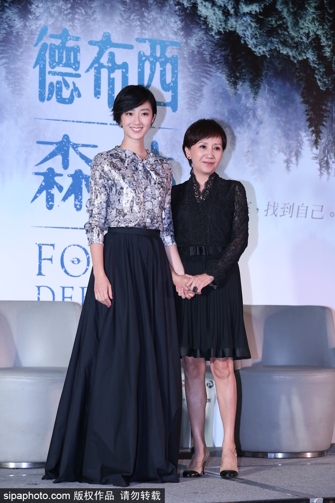 桂綸鎂亮相電影《德布西森林》活動 穿黑色長裙優(yōu)雅又知性