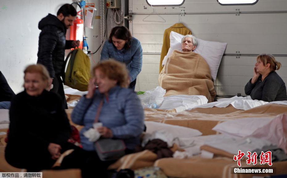 意大利接連地震致數十人傷 受災民眾體育館內避難