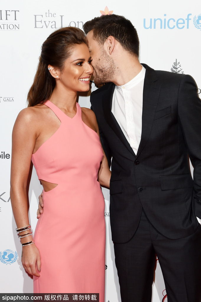 光棍節(jié)的暴擊│盤(pán)點(diǎn)明星情侶蘇炸了的甜蜜瞬間