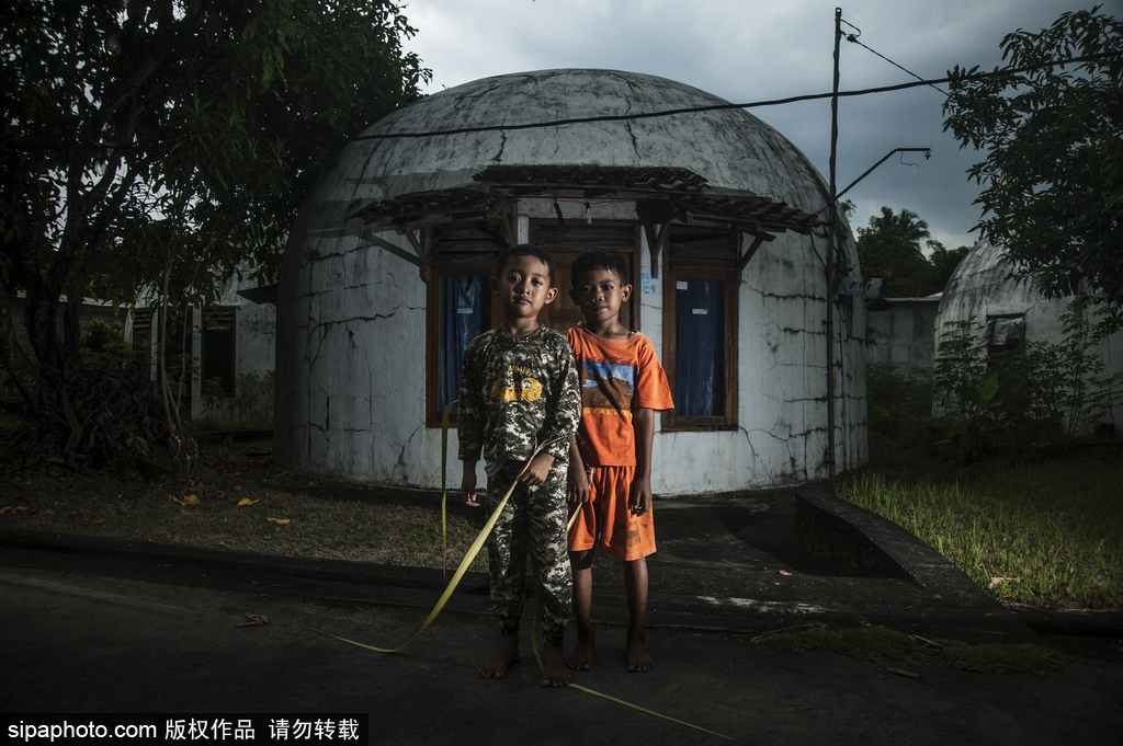 印尼海嘯十年后的災(zāi)民村 圓頂房屋造型奇特成旅游景點
