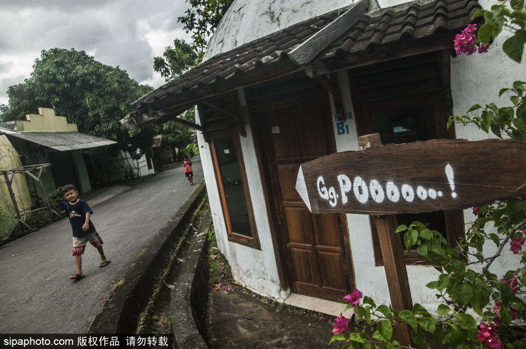 印尼海嘯十年后的災(zāi)民村 圓頂房屋造型奇特成旅游景點