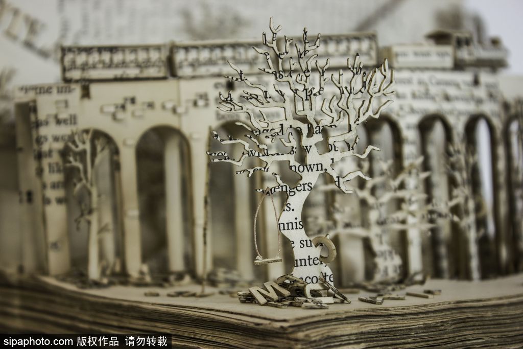 英國(guó)設(shè)計(jì)師打造立體書頁(yè)雕塑 重現(xiàn)哈利波特經(jīng)典場(chǎng)景