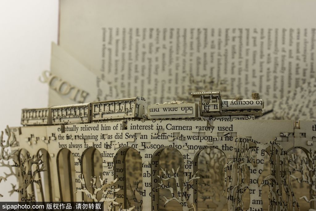 英國設計師打造立體書頁雕塑 重現(xiàn)哈利波特經(jīng)典場景