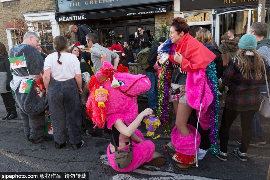 真正的“馬”拉松：英國(guó)第7屆啞劇賽馬比賽