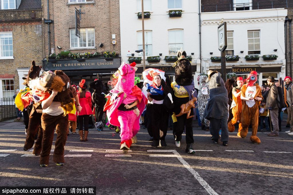 真正的“馬”拉松：英國(guó)第7屆啞劇賽馬比賽