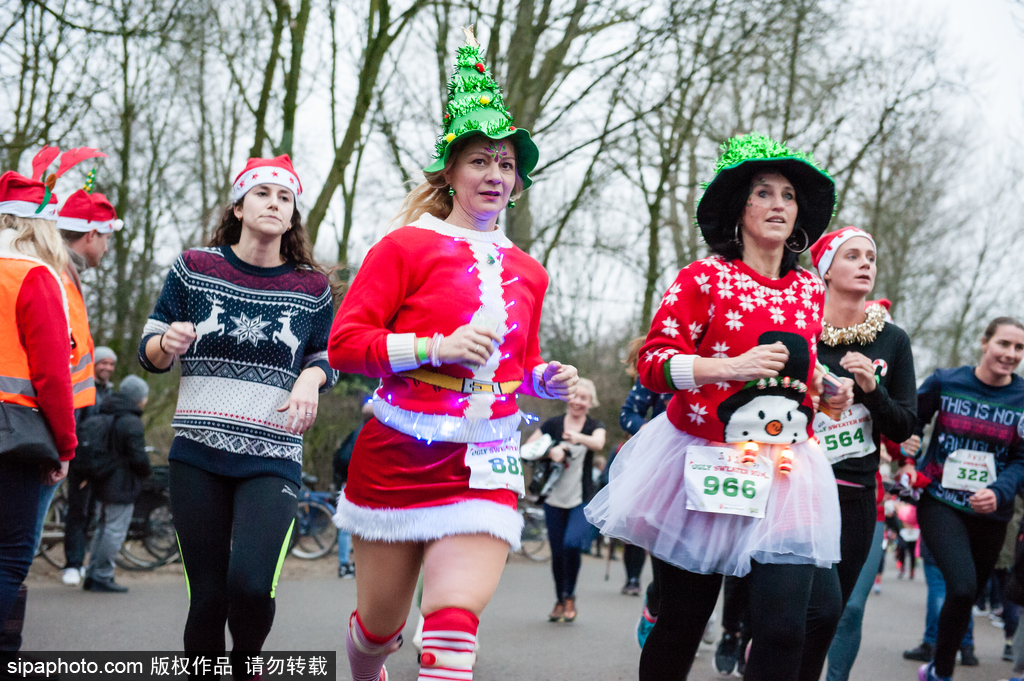 荷蘭舉辦“最丑毛衣跑” 民眾展示奇葩巨丑毛衣