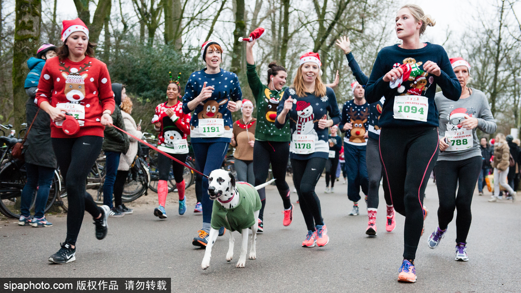 荷蘭舉辦“最丑毛衣跑” 民眾展示奇葩巨丑毛衣