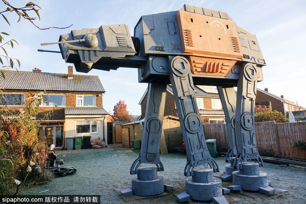 英骨灰級《星球大戰(zhàn)》粉絲為兒子仿造“戰(zhàn)車”