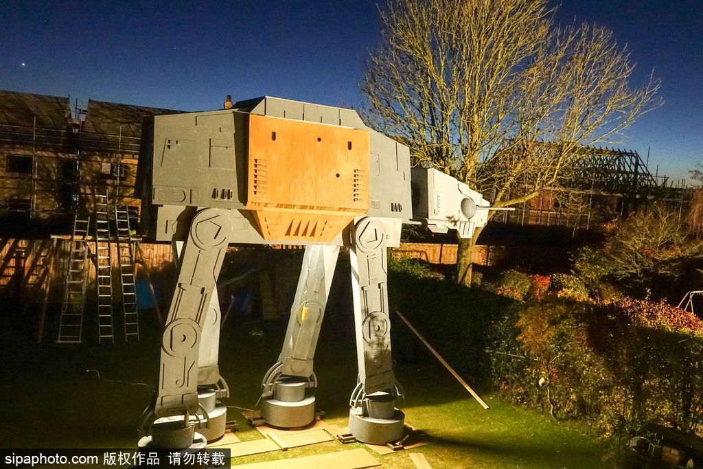 英骨灰級《星球大戰》粉絲為兒子仿造“戰車”