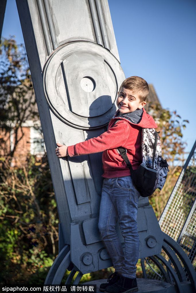 英骨灰級《星球大戰(zhàn)》粉絲為兒子仿造“戰(zhàn)車”