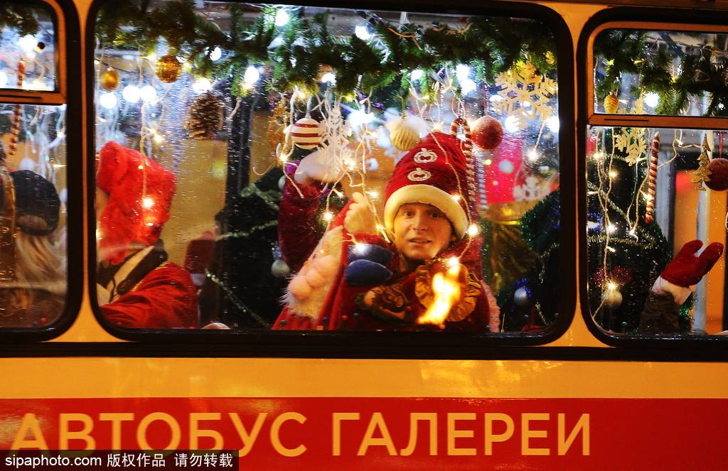 狂歡音樂巴士現(xiàn)身圣彼得堡 “圣誕老人”一路演奏氣氛超嗨