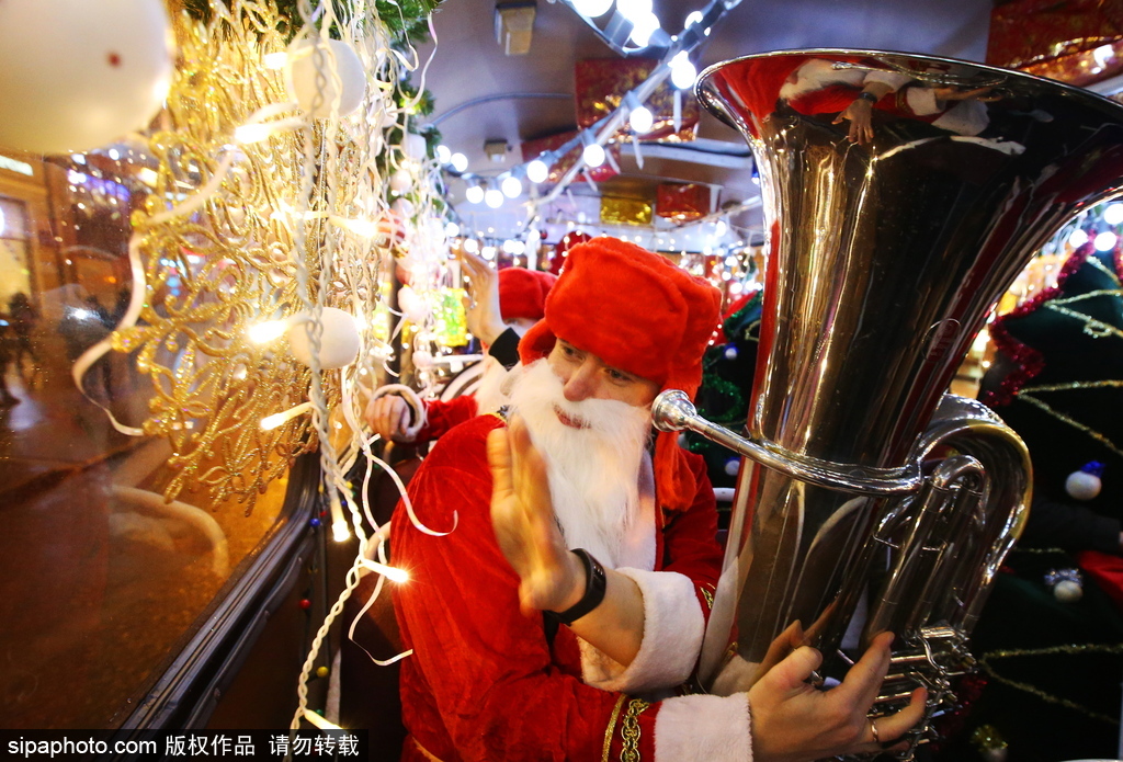 狂歡音樂巴士現身圣彼得堡 “圣誕老人”一路演奏氣氛超嗨