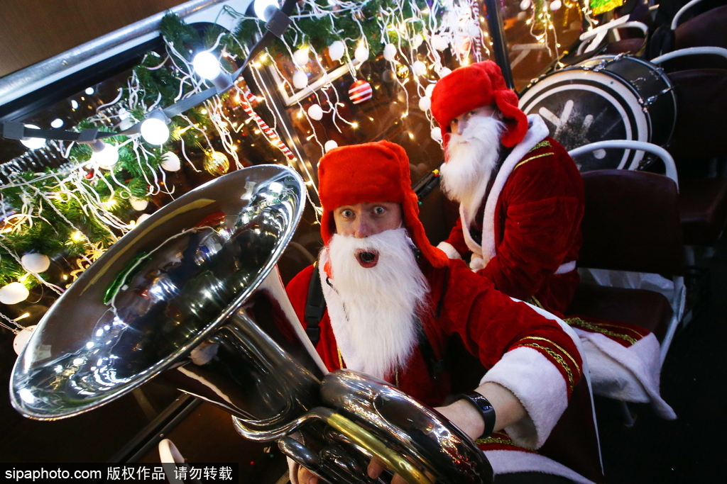 狂歡音樂巴士現身圣彼得堡 “圣誕老人”一路演奏氣氛超嗨