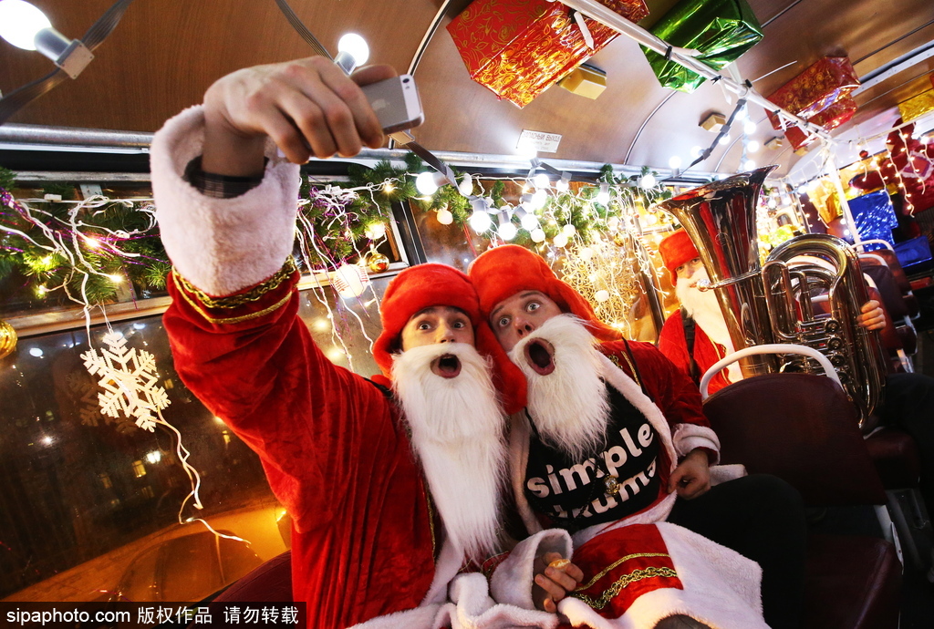 狂歡音樂巴士現身圣彼得堡 “圣誕老人”一路演奏氣氛超嗨