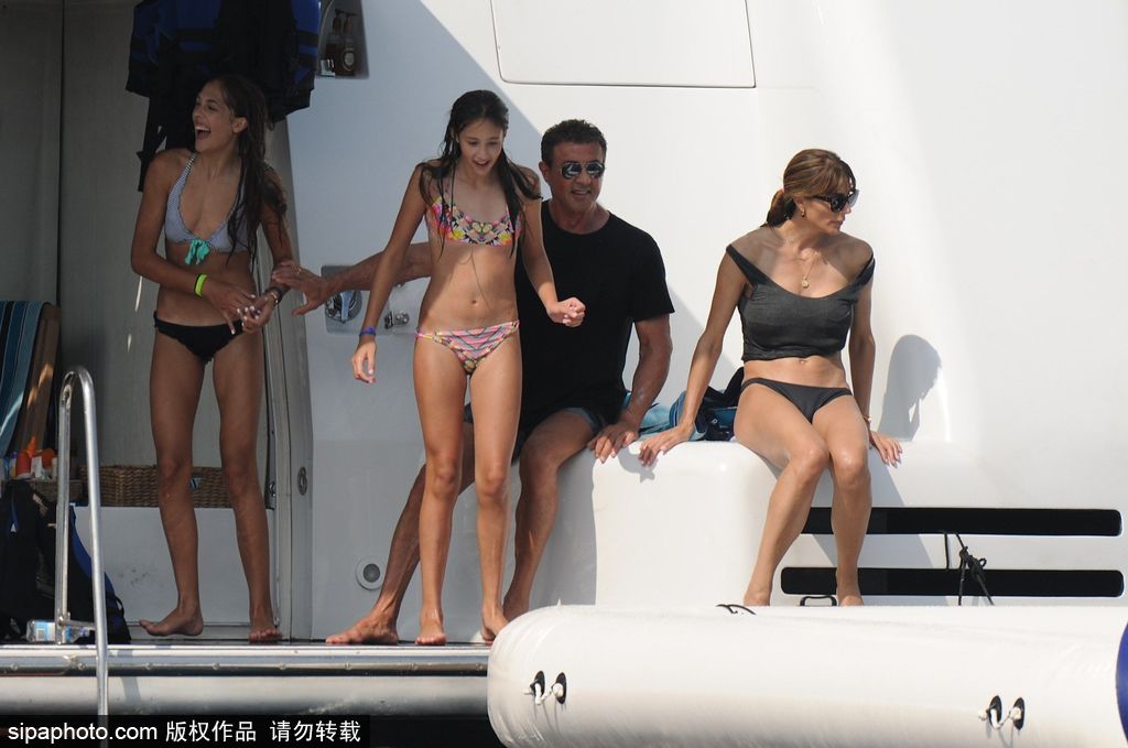 盤點(diǎn)人生贏家史泰龍的超模女兒團(tuán)！他說“最好永遠(yuǎn)不長(zhǎng)大”