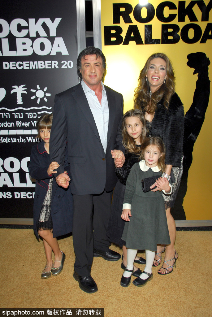 盤點(diǎn)人生贏家史泰龍的超模女兒團(tuán)！他說“最好永遠(yuǎn)不長(zhǎng)大”