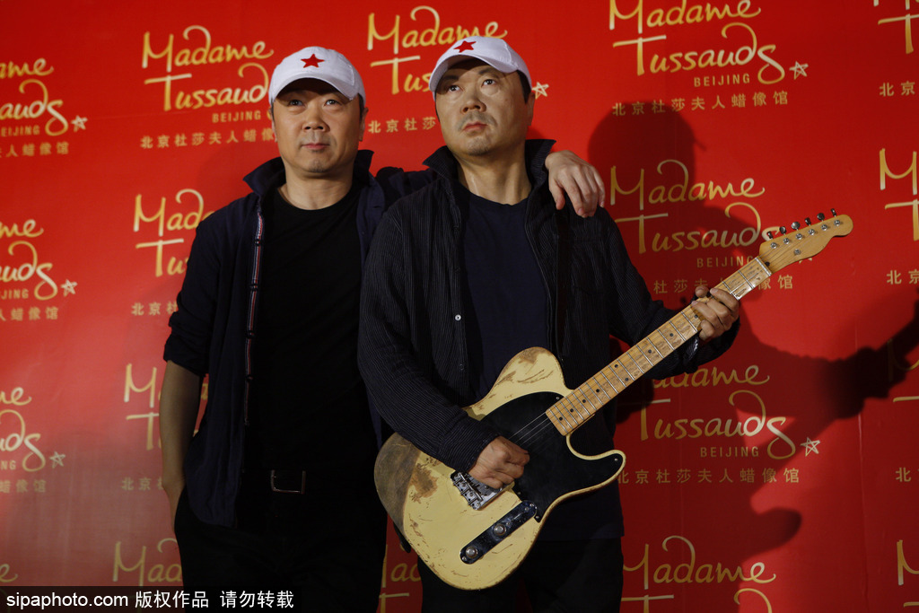 鹿晗蠟像被親掉色？盤點明星VS蠟像大對比