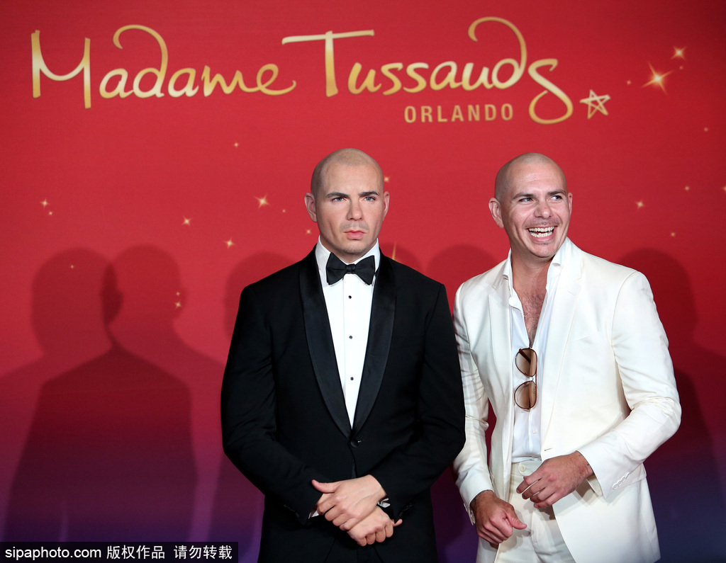 鹿晗蠟像被親掉色？盤點明星VS蠟像大對比