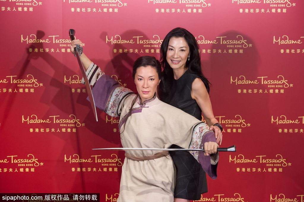 鹿晗蠟像被親掉色？盤點明星VS蠟像大對比