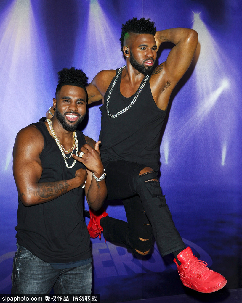 鹿晗蠟像被親掉色？盤點(diǎn)明星VS蠟像大對(duì)比