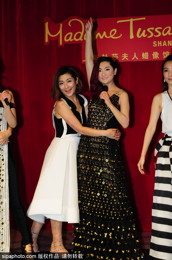 鹿晗蠟像被親掉色？盤點(diǎn)明星VS蠟像大對(duì)比