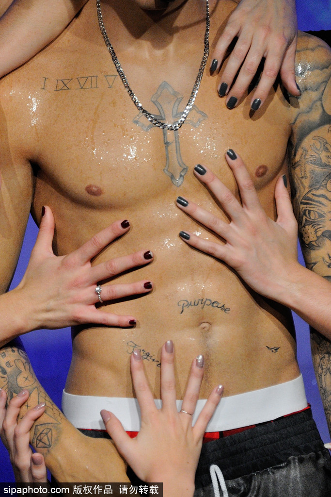 鹿晗蠟像被親掉色？盤點明星VS蠟像大對比