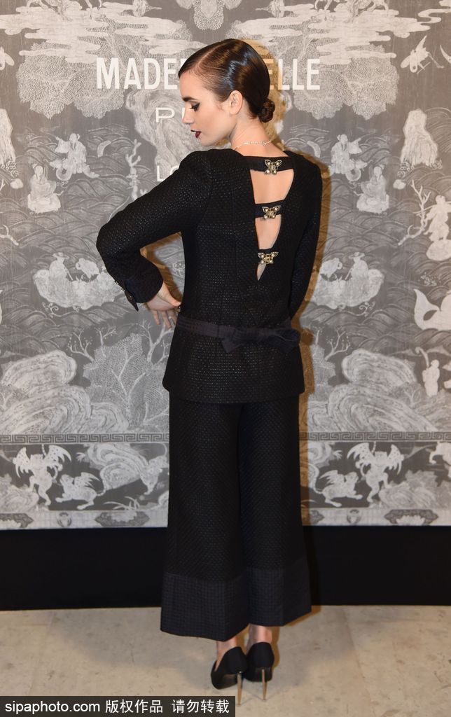 “小赫本”莉莉·柯林斯原來是個裸背狂魔！盤點紅毯露背驚艷瞬間