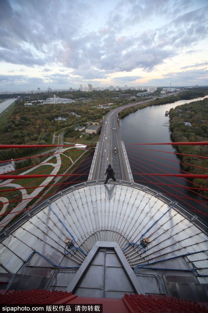 大神請(qǐng)收下我的膝蓋 看世界各國牛人高空炫技