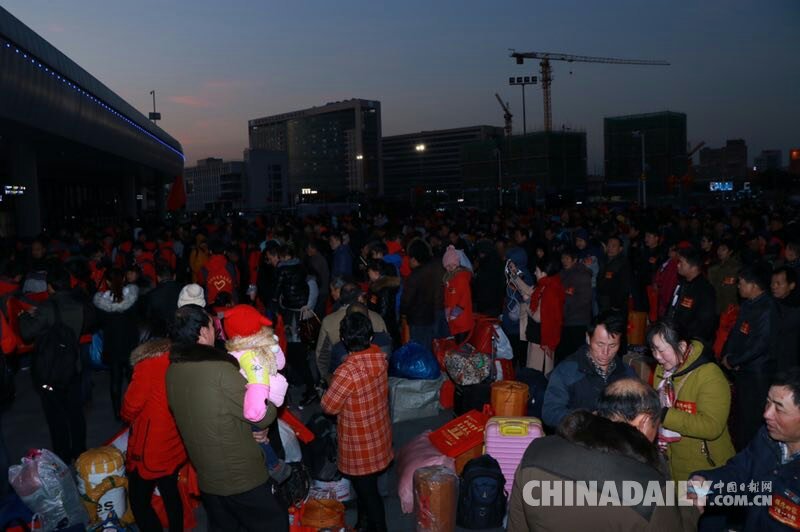 開往家鄉(xiāng)的專列：1200多名阜陽農(nóng)民工免費乘專列返鄉(xiāng)