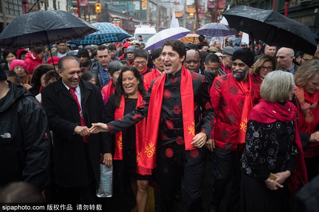 加拿大總理特魯多身著唐裝參加春節游行 撫摸舞獅頭激萌十足