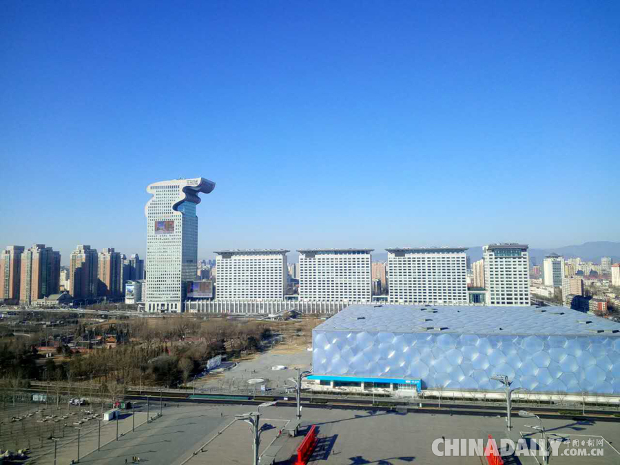 莫辜負(fù)晴空萬(wàn)里 登鳥(niǎo)巢屋頂跑步