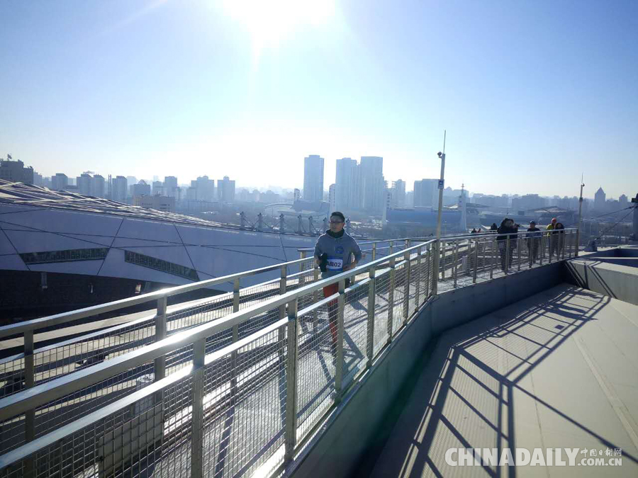 莫辜負晴空萬里 登鳥巢屋頂跑步
