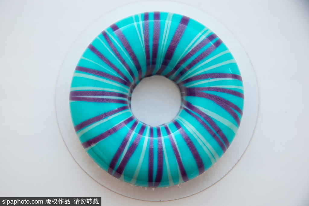 太完美！連強(qiáng)迫癥都被這個(gè)俄羅斯美女做的鏡面蛋糕治愈了