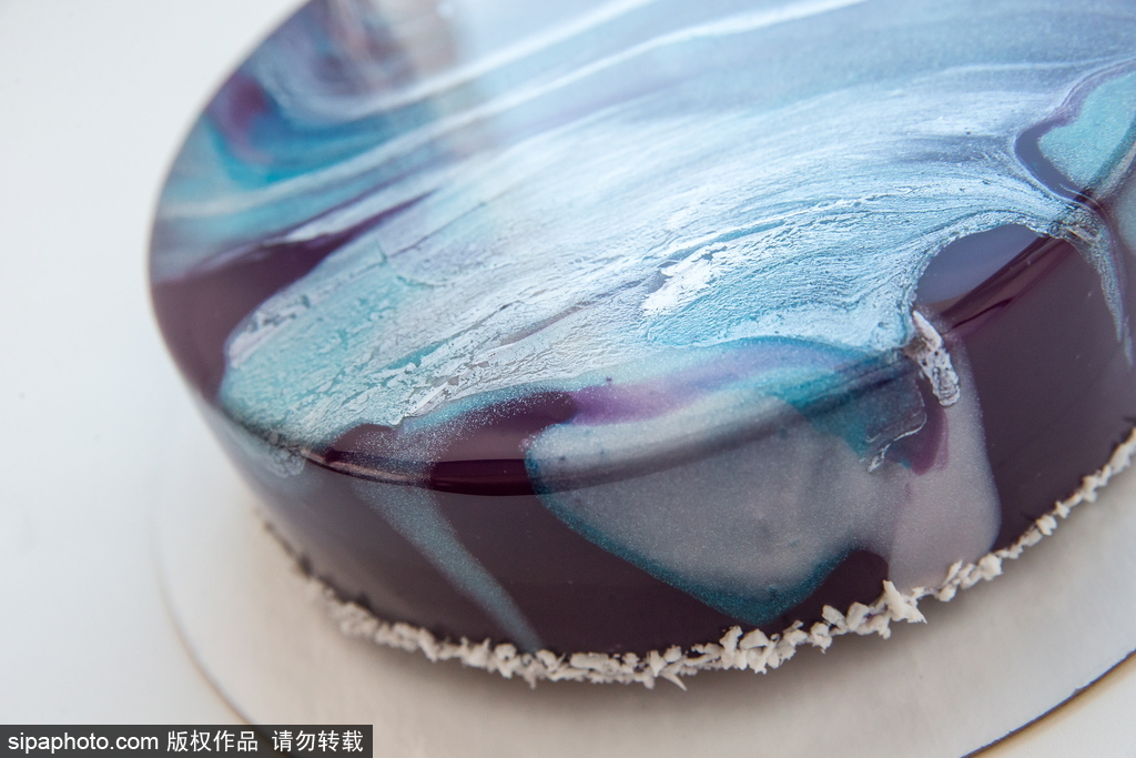 太完美！連強迫癥都被這個俄羅斯美女做的鏡面蛋糕治愈了