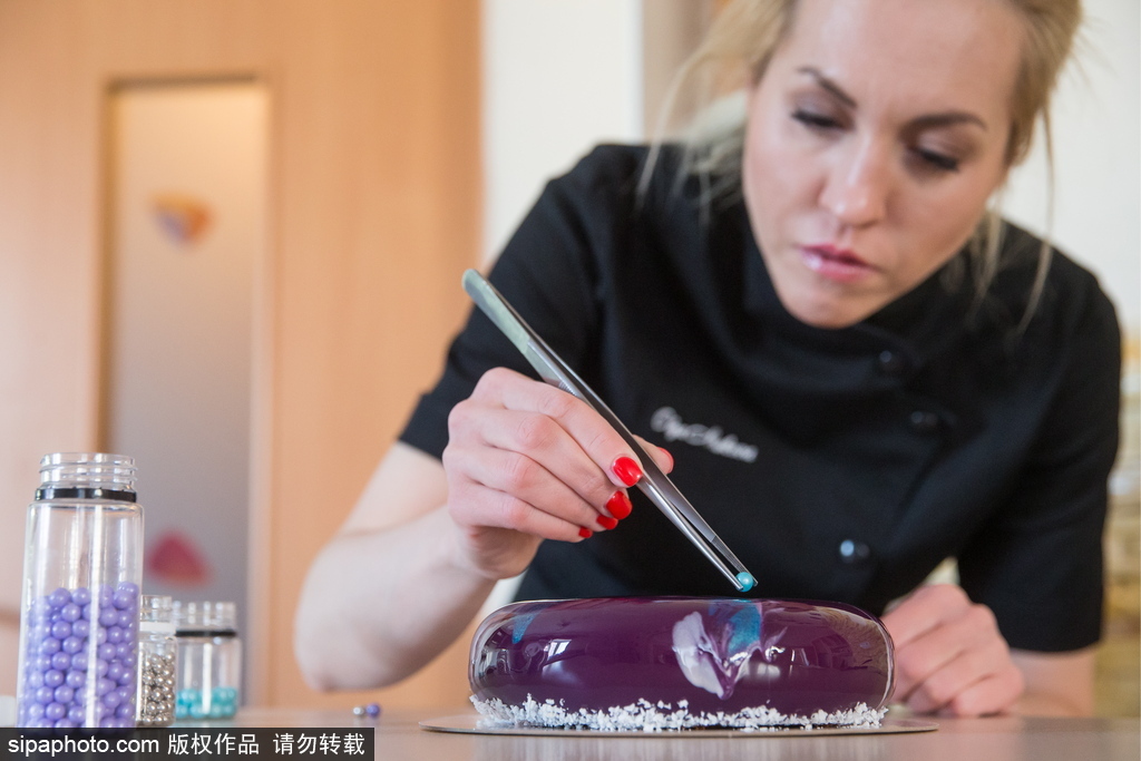 太完美！連強迫癥都被這個俄羅斯美女做的鏡面蛋糕治愈了